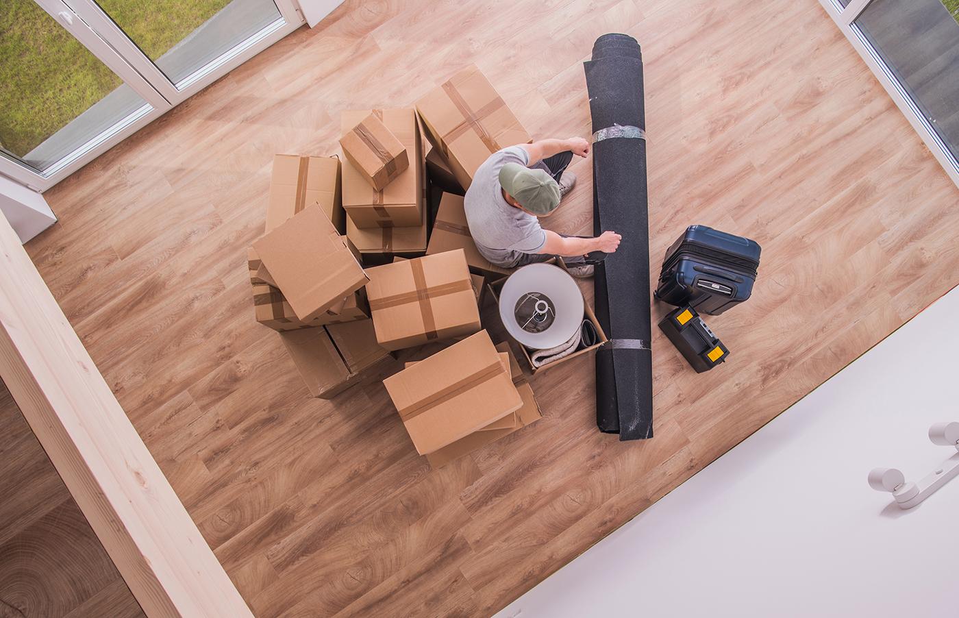 10 reasons to hire professional packers and movers male proferssional mover with boxes and random ho 2021 04 04 03 14 43 utc
