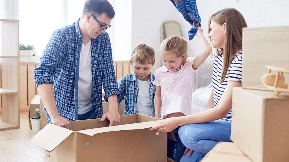 Moving with Kids packing moving boxes with children Q6STZP7 1170x658 1