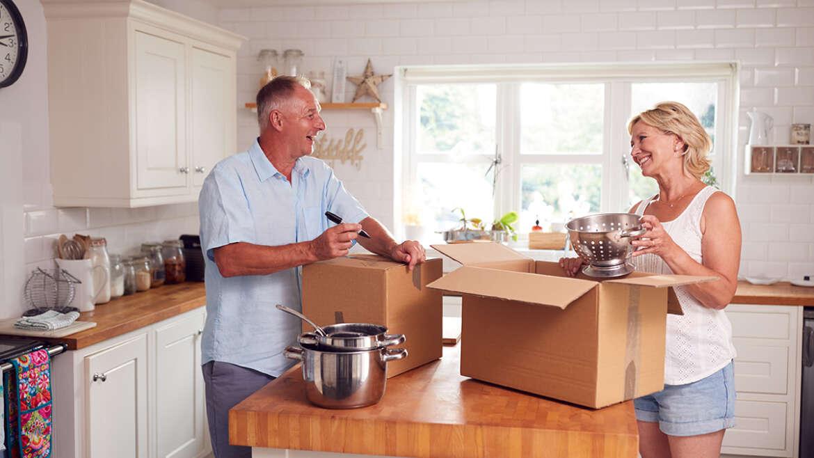 How to pack for a move? senior couple downsizing in retirement packing and PSCYKHP 1170x658 1