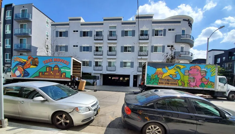 Couple exploring their new city after moving to Sacramento, TrekMovers