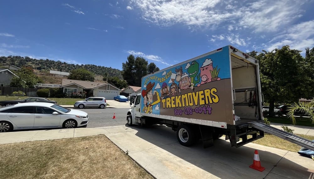 Scenic view of a residential neighborhood in Irvine, CA, TrekMovers