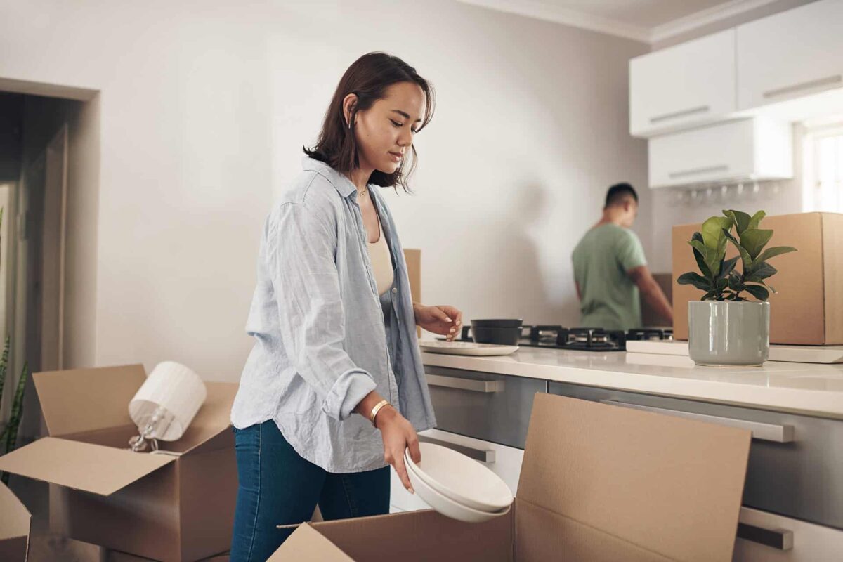 packing kitchen dishes